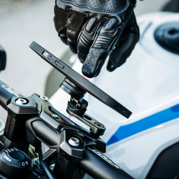 Montaggio dello smartphone sul morsetto del manubrio