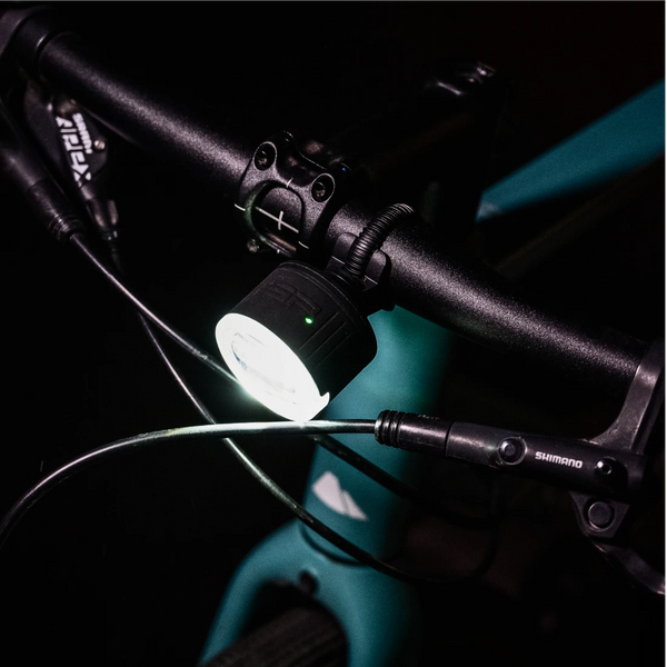 Potente luce anteriore – fino a 270 lumen